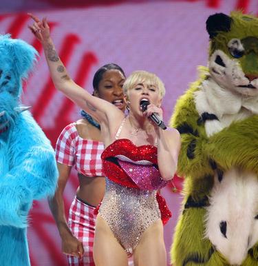 Miley Cyrus (centre)