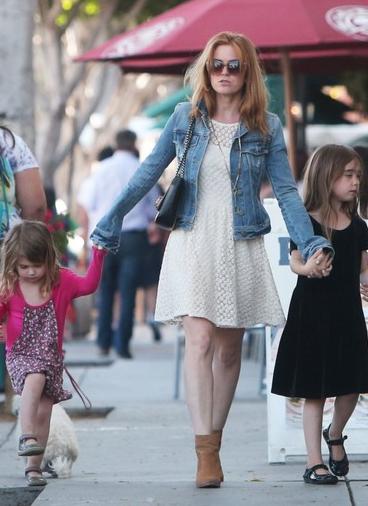 Isla Fisher su Elula & Olive