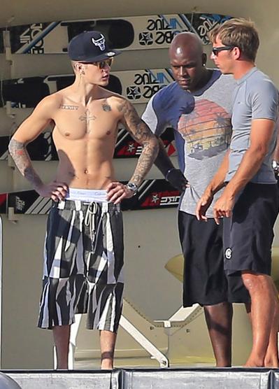 Justin Bieber (kairėje)