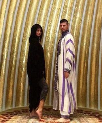 Selena Gomez (kairėje)