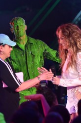 Nick Jonas & Jennifer Lopez (dešinėje)