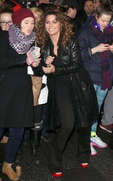 Shania Twain (centre)