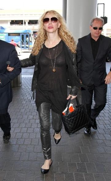 Courtney Love (kairėje)