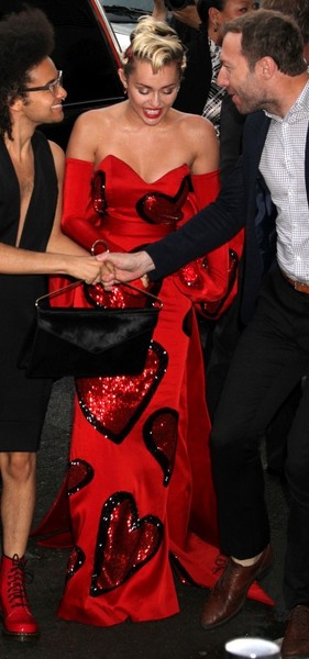 Miley Cyrus (centre)