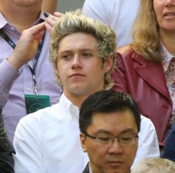 Niall Horan (centre)