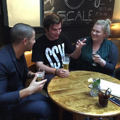 Nick Jonas (kairėje)