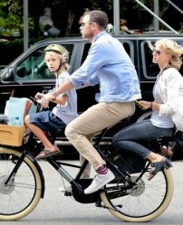 Alexander (8), Liev Schreiber (47) & Naomi Watts