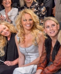 Pamela Anderson (centre)