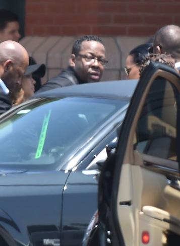 Bobby Brown (centre)