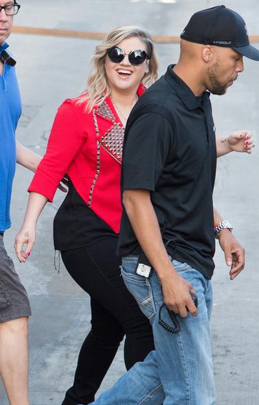 Kelly Clarkson (centre)