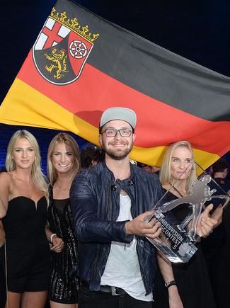 Mark Forster (centre)