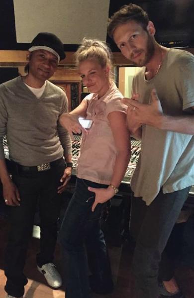 Britney Spears (centre)