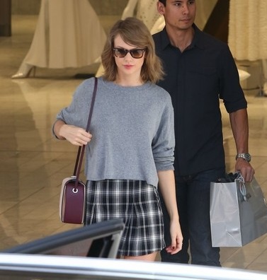 Taylor Swift (kairėje)