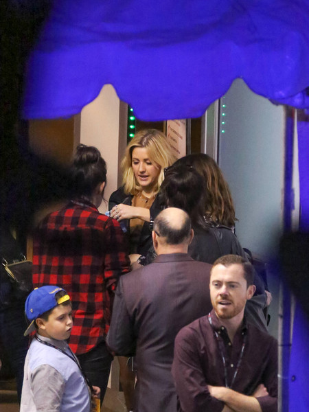 Ellie Goulding (centre)