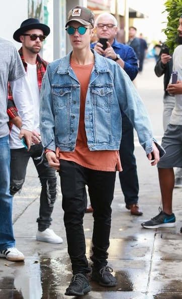 Justin Bieber (centre)