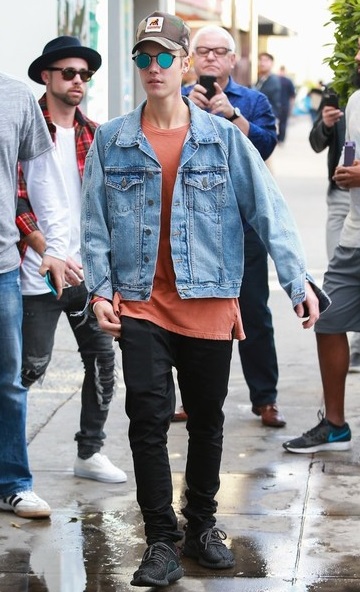 Justin Bieber (centre)