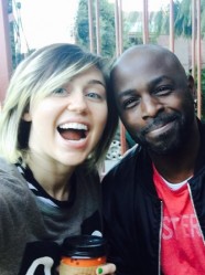 Miley Cyrus (kairėje)