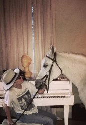 Lady Gaga (kairėje)