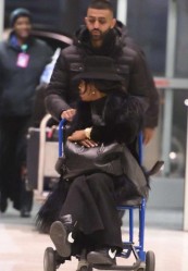 Naomi Campbell (sėdi)