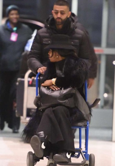 Naomi Campbell (sėdi)