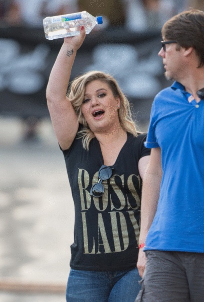 Kelly Clarkson (kairėje)