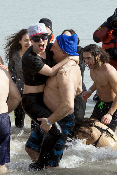 Lady Gaga (kairėje)