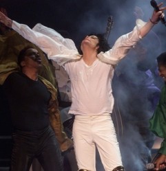 Michael Jackson (centre)
