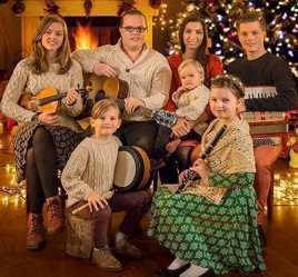 Angelo Kelly (centre) su šeima