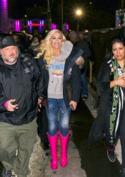 Gwen Stefani (centre)