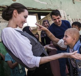 Angelina Jolie (kairėje)