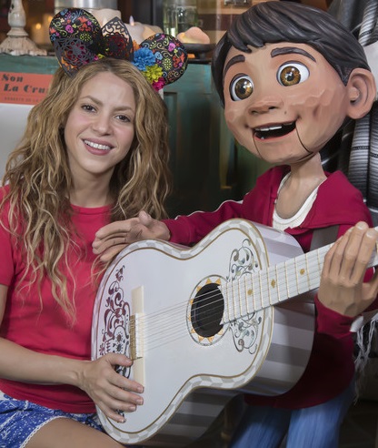 Shakira (kairėje)