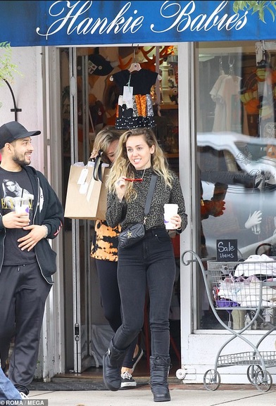 Miley Cyrus (centre)