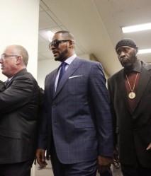R. Kelly (centre)