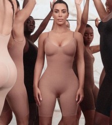 Kim Kardashian (c.)