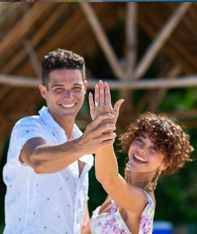 Wells Adams & Sarah Hyland