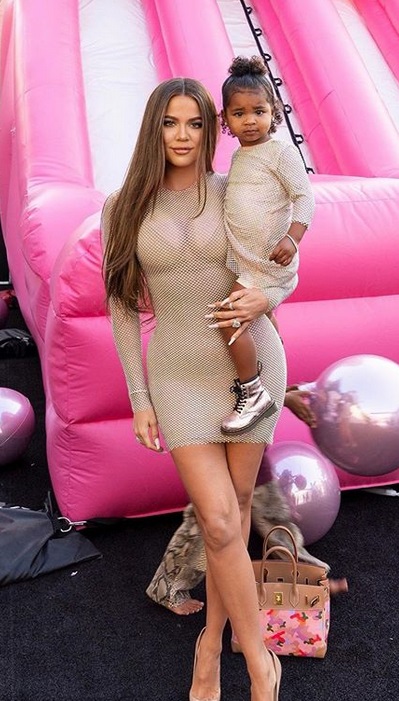 Khloe Kardashian su True Thompson