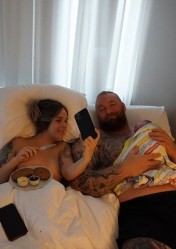 Kelsey Henson & Hafþór Júlíus Björnsson su naujagimiu