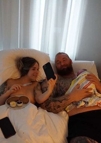 Kelsey Henson & Hafþór Júlíus Björnsson su naujagimiu