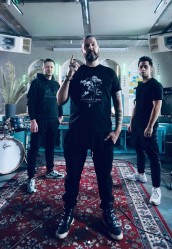 Rea Garvey (c.) & "VIZE"