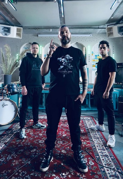 Rea Garvey (c.) & "VIZE"