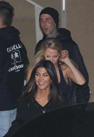 Travis Barker (tolumoje) & Kourtney Kardashian (priekyje)