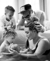 Banks Violet & Hilary Duff su Mae James Bair, Luca, Matthew Koma