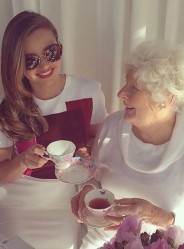 Miranda Kerr su močiute