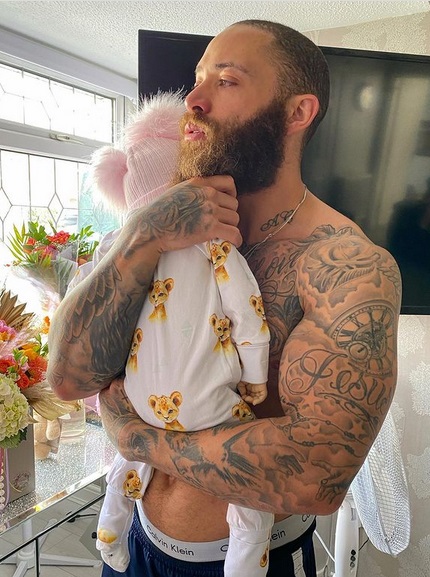 Ashley Cain su Azaylia Diamond