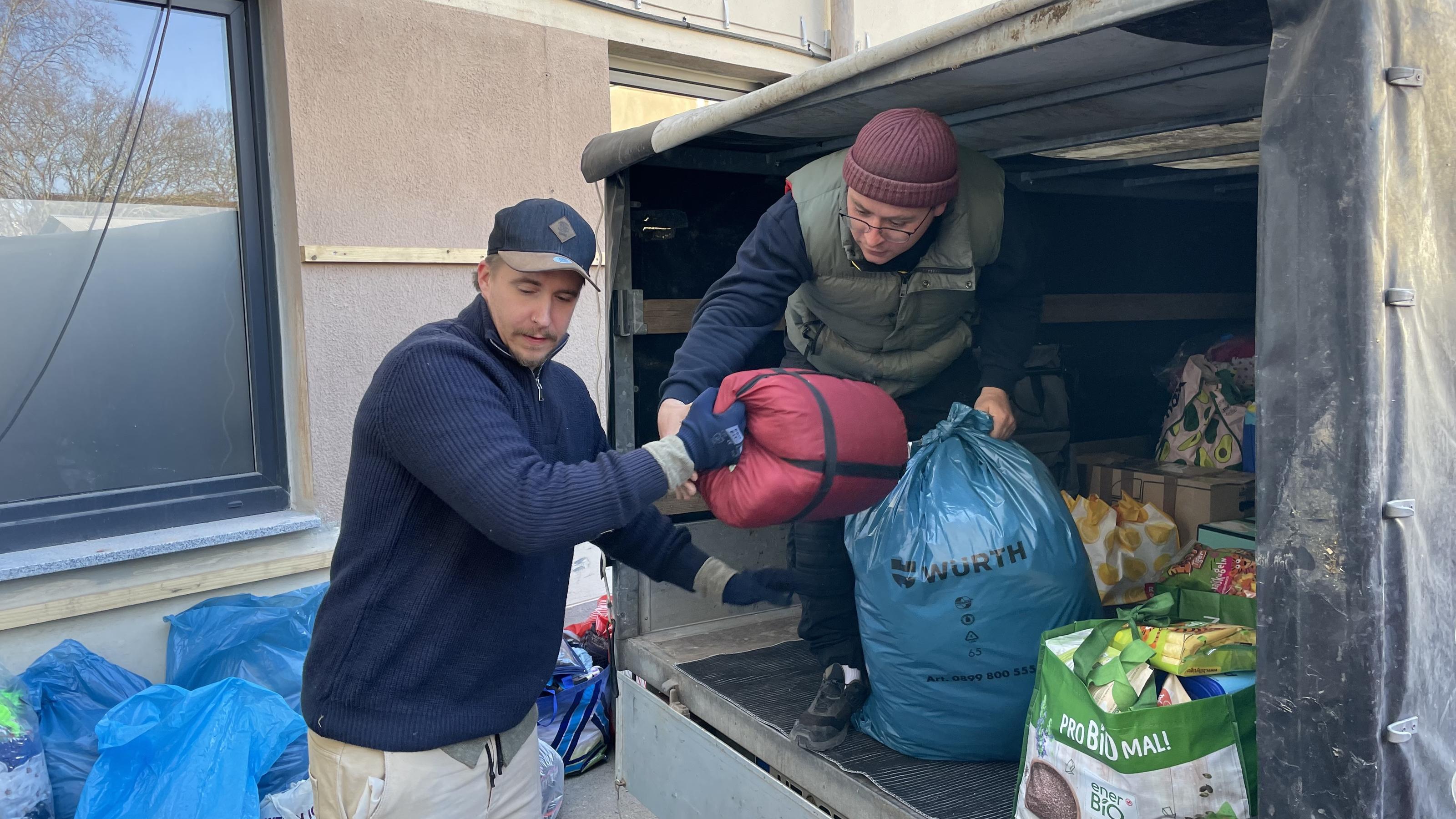 an-der-grenze-angelangt-david-friedrich-und-tokio-hotel-gustav-schnueren-hilfspakete-fuer-fluechtende-ukrainer