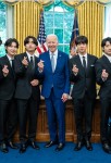 Joe Biden (v.) & "BTS" 4/7 narių