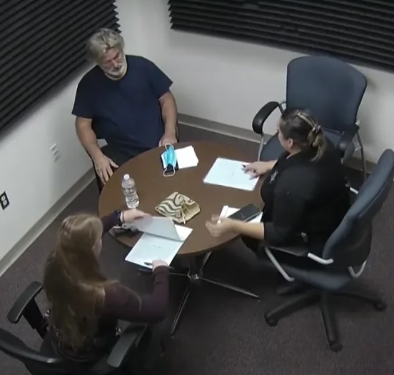 Alec Baldwin apklausiamas Santa Fė policijos po operatorės Halyna Hutchins mirties