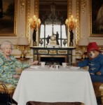 Elizabeth II & Meškiukas vardu Pedingtonas