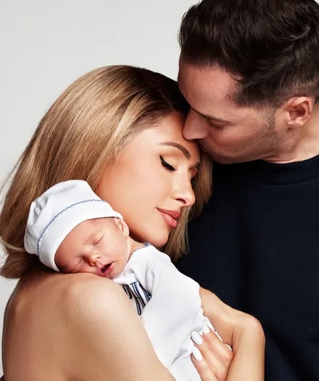 Paris Hilton su Phoenix & Carter Reum