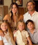 Jennifer Aniston & Brad Pitt ir jų vaikai pagal DI